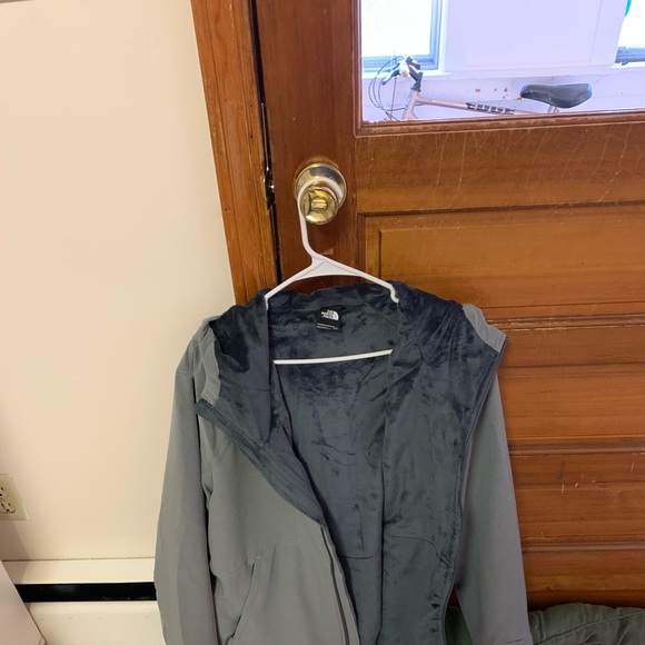 North face jacket only 3 months old - Picture 2 of 3